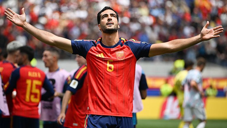 Mikel Merino bejubelt sein goldenes Tor für Spanien.