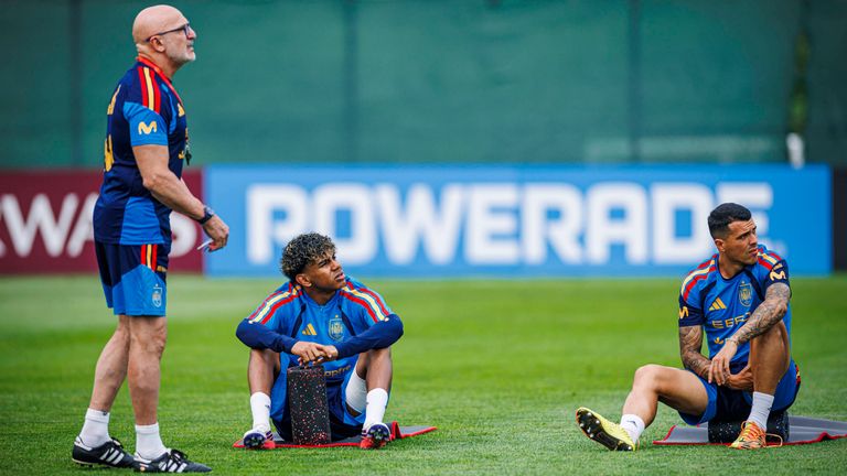 Spanien-Trainer Luis de la Fuente sagte das Abschlusstraining seiner Mannschaft aufgrund eines Gewitters ab.