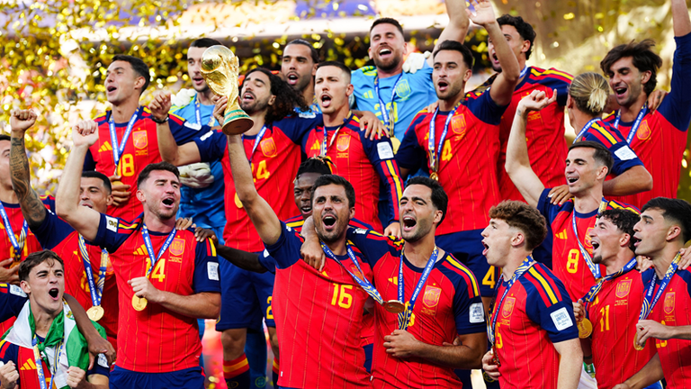 Spaniens Team feiert mit dem WM-Pokal: 2030 richtet Spanien die Jubiläums-WM mit Portugal und Marokko aus.