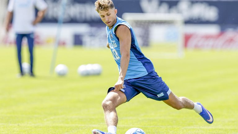 Jesper Lindström wird sich voraussichtlich bald das königsblaue Trikot überstreifen. 