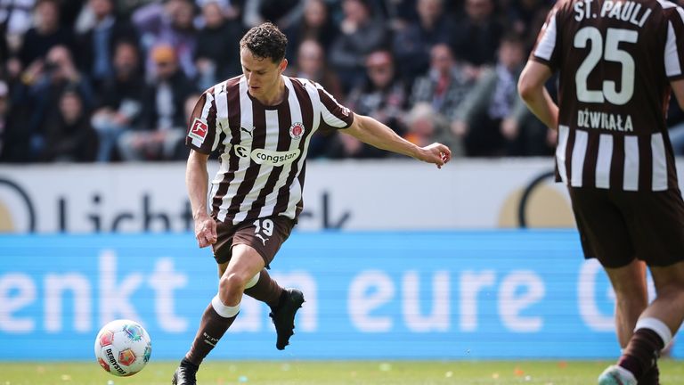 St. Pauli musste nach der vergangenen Saison den Gang in die 2. Liga antreten. Vor dem Saisonstart Testen die Kiezkicker gegen Emden. 