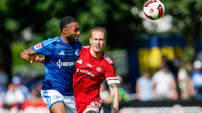 Moussa Sylla trifft im Testspiel des FC Schalke 04 gegen Metalist Charkiw.