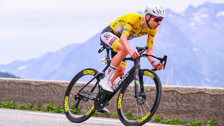 Gsamtsieg zum Greifen nah! Tadej Pogacar geht mit über sechs Minuten Vorsprung auf die letzte Etappe bei der Tour de France. 