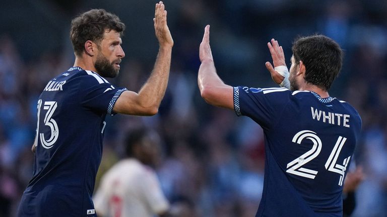 Thomas Müller (l.) feiert einen erfolgreichen Kurz-Einsatz für die Vancouver Whitecaps im kanadischen Pokal.