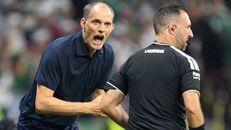 Englands Trainer Thomas Tuchel (l.) redet im WM-Achtelfinale gegen Mexiko auf einen der Linienrichter ein.