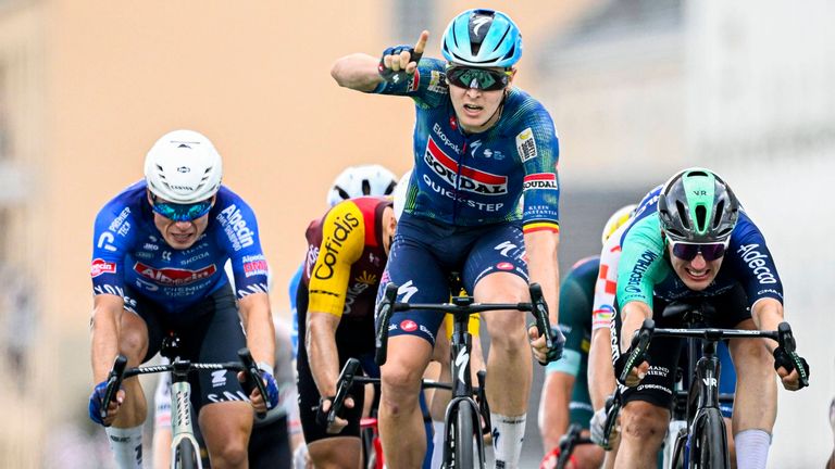 Tim Merlier gewinnt erneut im Sprint.