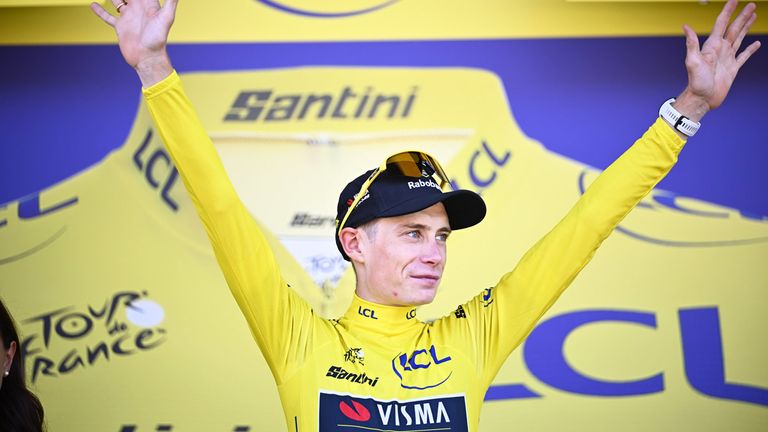 Jonas Vingegaard stürmt beim Tour-Auftakt 2026 ins Gelbe Trikot.