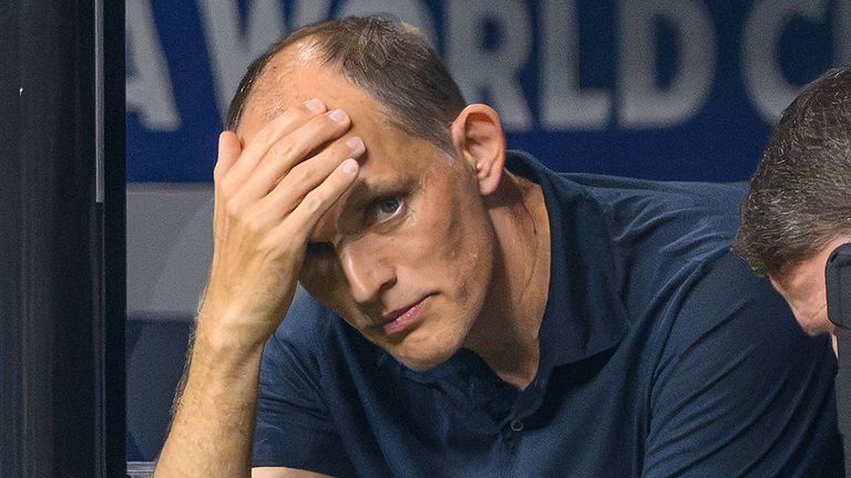 Thomas Tuchel sitzt enttäuscht auf der Bank nach dem bitteren WM-Aus von England.