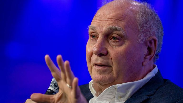 Uli Hoeneß findet positive Worte über Per Mertesacker.