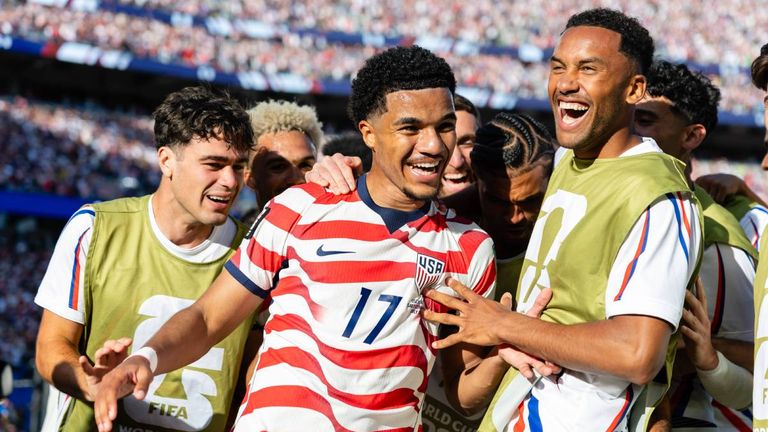 Malik Tillmann (M.) feiert sein Tor für die USA.