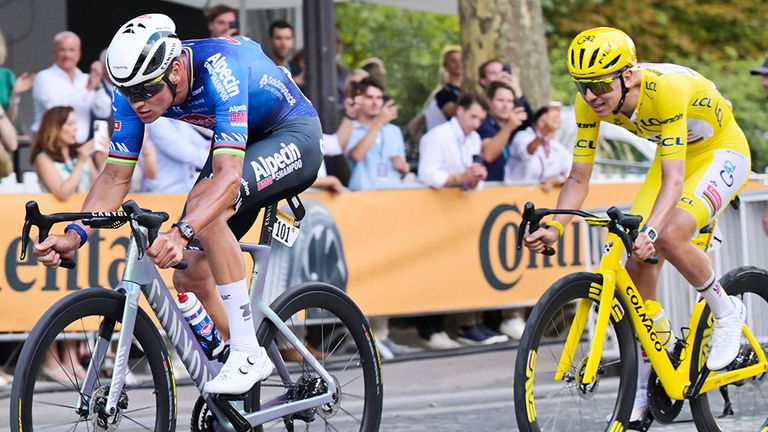 Etappensieger Mathieu van der Poel (l.) vor Tour-Gesamtsieger Tadej Pogacar.