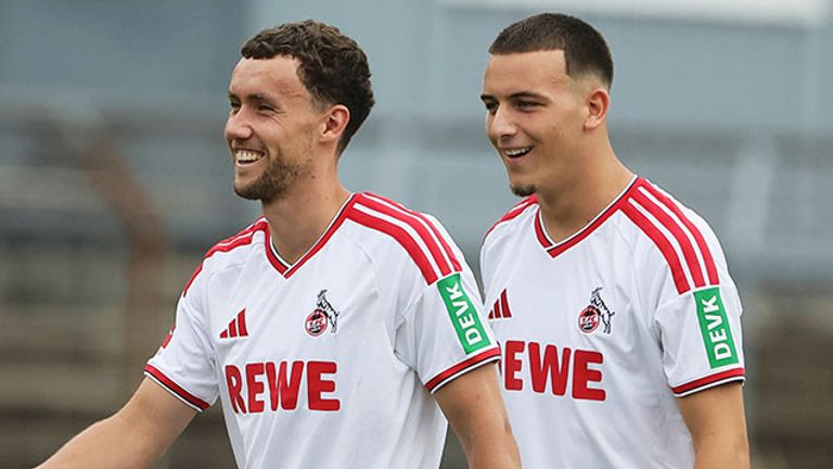 Luca Waldschmidt (l.) und Said El Mala freuen sich bei einem Testspiel des 1. FC Köln über ein Tor.