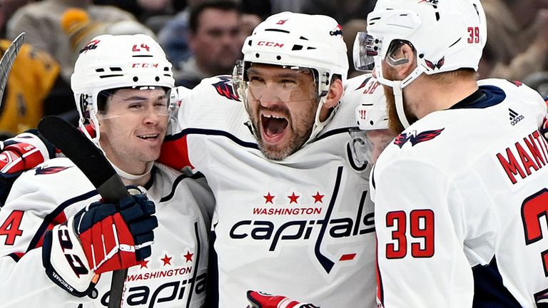 Alexander Ovechkin (M) bleibt den Washington Capitals und der NHL noch mindestens ein Jahr erhalten.