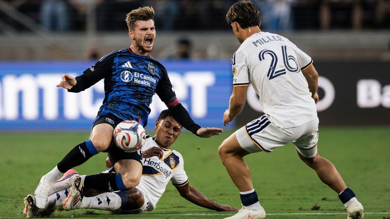 Timo Werner (l.) vergab einen Strafstoß und somit den möglichen Sieg gegen Marco Reus und LA Galaxy.