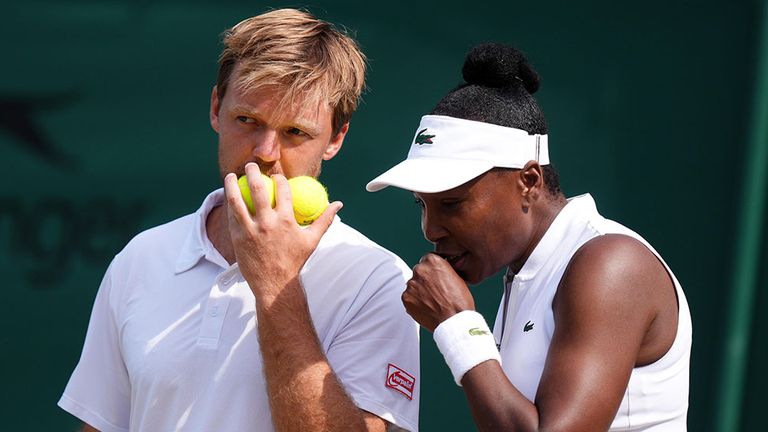Kevin Krawietz (l.) spricht sich mit Venus Williams ab.