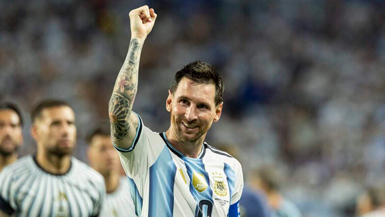 Lionel Messi und Argentinien treffen heute Abend auf Ägypten. Ab 18:00 Uhr live bei MagentaTV und in der ARD. 