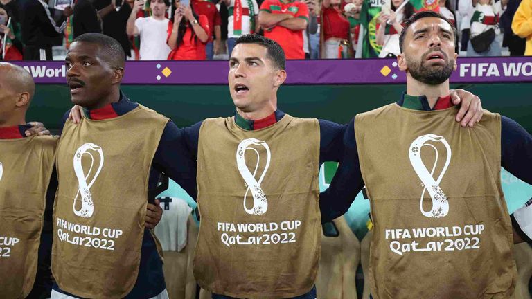 Kapitän Cristiano Ronaldo und die Spieler der A Seleção das Quinas singen die Nationalhymne "A Portuguesa". 