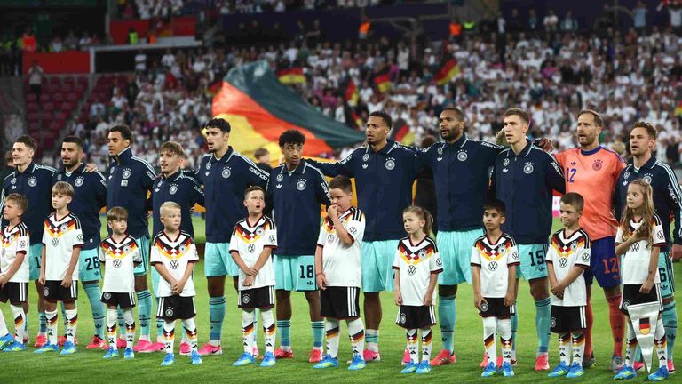 Die deutsche Nationalmannschaft beim Singen der deutschen Nationalhymne. 