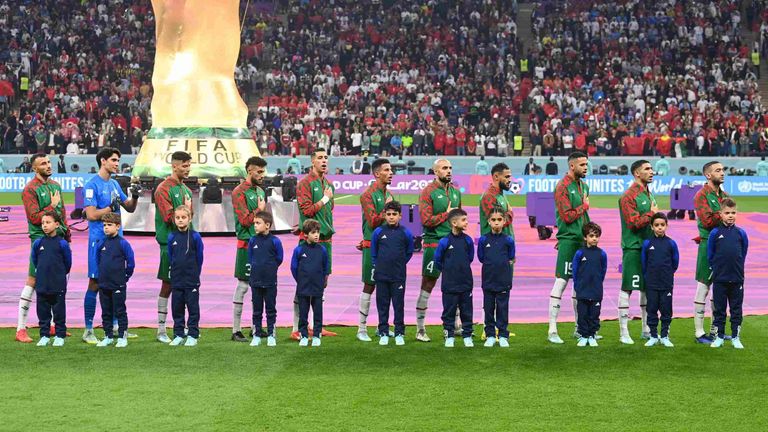 Die marokkanische Nationalspieler singen die Nationalhymne "an-Naschid asch-Scharif". 