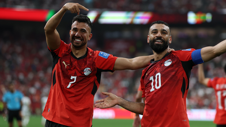 Mohammed Salah (r.) steht mit Ägypten im Sechzehntelfinale der WM. Hier treffen die "Pharaonen" auf Australien. Ab 20:00 Uhr live