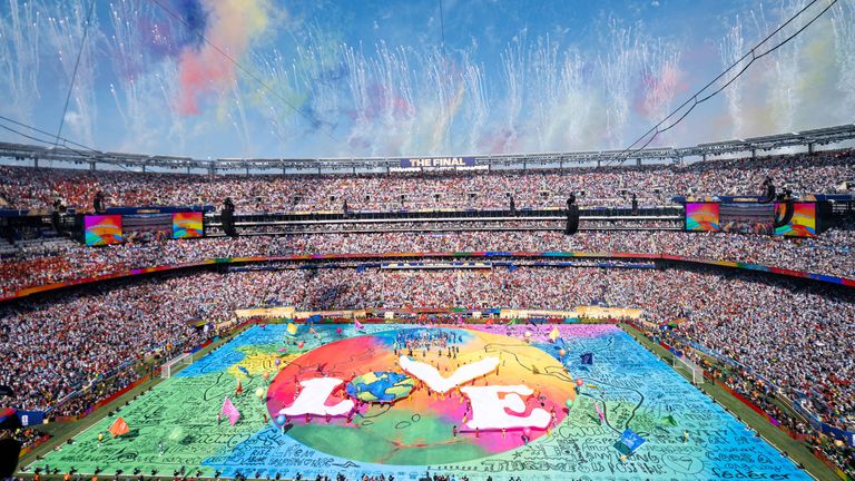 Rund 27 Minuten lang dauert die Halbzeitpause im WM-Finale nach der spektakulären Show an.