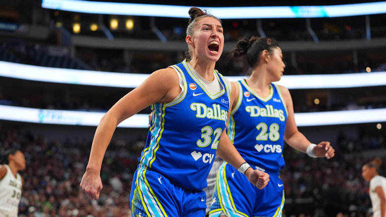Jessica Shepard (l.) bejubelt ihre Punkte. Dalls trifft in der Nacht von Dienstag auf Mittwoch auf Atlanta. Ab 02:00 Uhr live auf Sky Sport.
