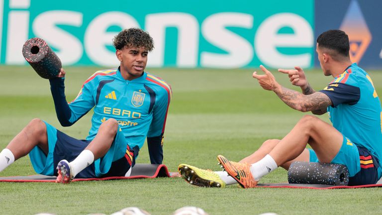 Spaniens Stars Lamine Yamal (l.) und Pedro Porro (r.) konnten nach dem gewonnenen WM-Halbfinale gegen Frankreich (2:0) nur individuell train