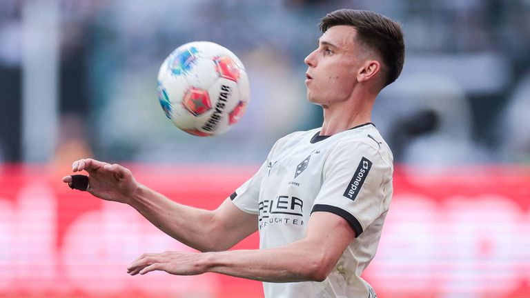 Yannik Engelhardt war zuletzt von Como an Gladbach ausgeliehen, nun wechselt der Mittelfeldspieler fest zum SC Freiburg.