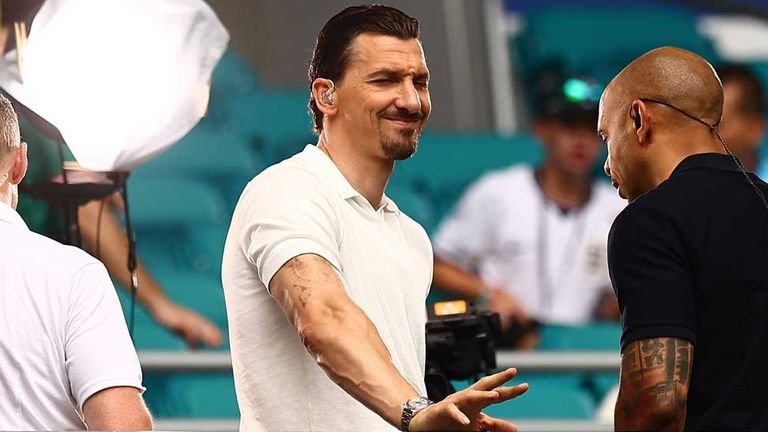 Zlatan Ibrahimovic (M.) arbeitete während der WM als TV-Experte zusammen mit Thierry Henry (r.).
