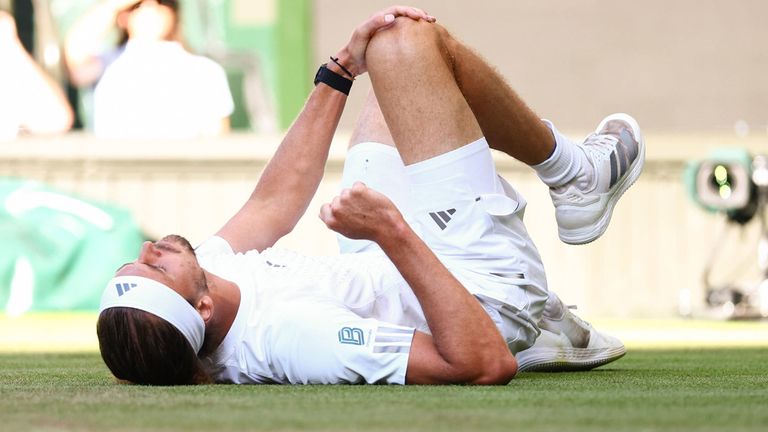 Alexander Zverev rutschte während des Wimbledon-Finals aus und hielt sich danach das Knie. Er konnte aber weiterspielen.
