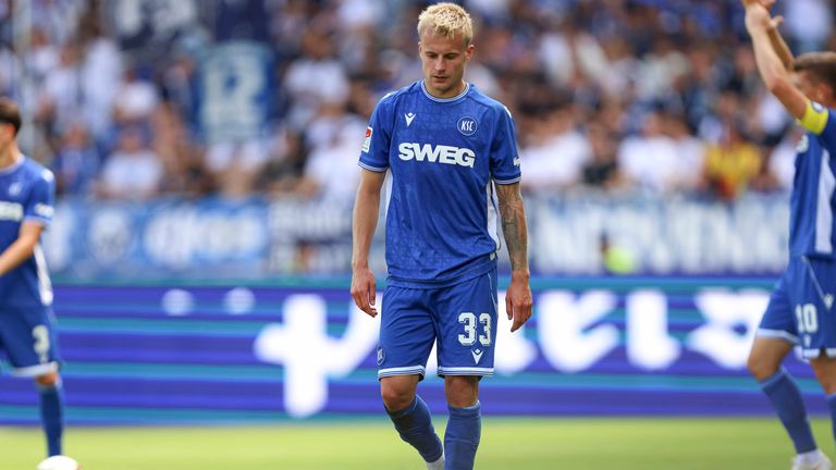 Viktor Bergh (Karlsruher SC) zeigt sich enttäuscht nach der 2:5-Niederlage gegen Wolfsburg. Am Freitag, den 4. September sind sie zu Gast be