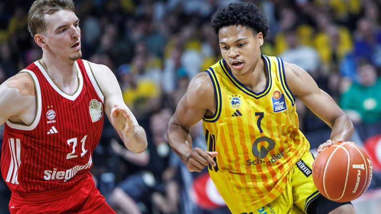 Jack Kayil(r.) bleibt auch in der kommenden Saison bei Alba Berlin.