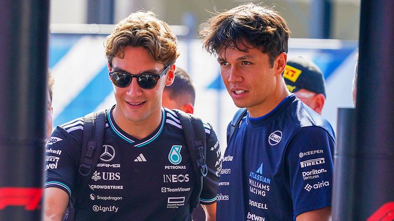 Williams-Pilot Alex Albon (r.) gemeinsam mit Mercedes-Star George Russell.