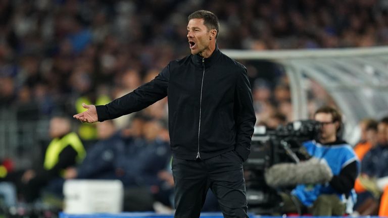 Premier-League-Debüt an der Seitenlinie: Xabi Alonso trifft heute Abend in seinem ersten Ligaspiel als Chelsea-Trainer auf den FC Fulham.