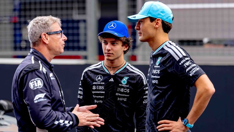 Mercedes-Pilot Kimi Antonelli (M.) wird nach Motorenwechsel in Monza strafversetzt.