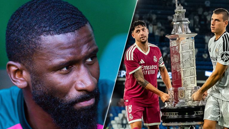 Antonio Rüdiger (l.) sorgte beim Real-Sieg gegen A Coruna für Wirbel. Andriy Lunin und Fede Valverde (v.r.n.l.) tragen die 40-Kilo-Trophäe.