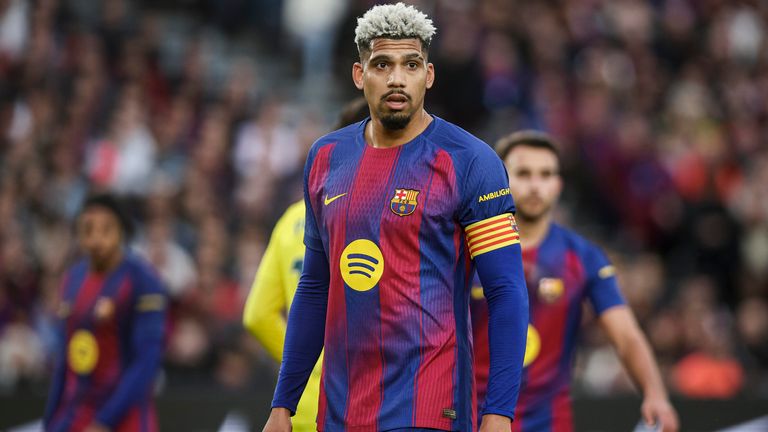 Ronald Araujo schließt sich leihweise dem FC Liverpool an und wechselt von Barcelona auf die Insel.