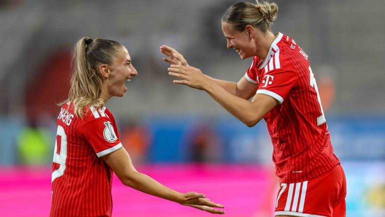 Klara Bühl (r.) feiert ihren Treffer gegen den VfL Wolfsburg.