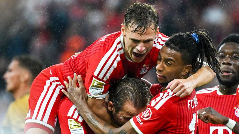 Die Spieler des FC Bayern München bejubeln ein Tor.