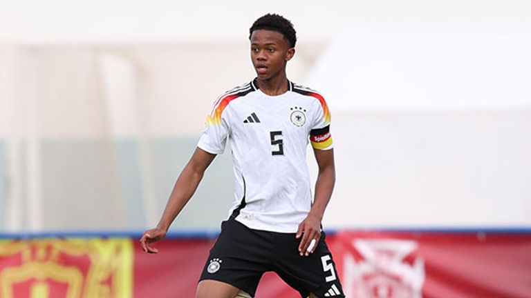 HSV-Juwel Mikael Baza beim Länderspiel der deutschen U16-Nationalmannschaft am Ball.