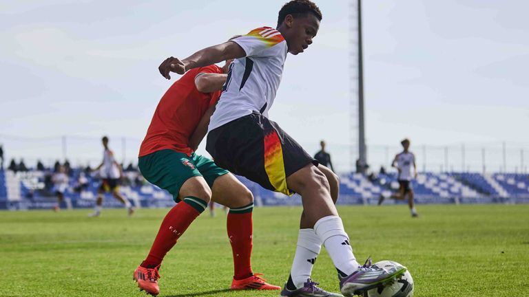 Defensiv-Juwel Mikael Baza wechselt zum FC Barcelona.