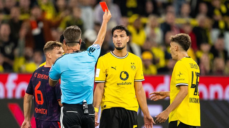 Ramy Bensebaini wurde im Supercup mit einer glatten Roten Karte des Platzes verwiesen.
