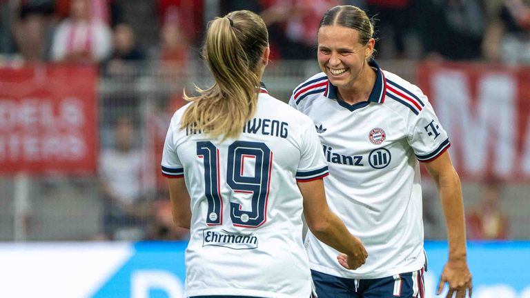 Klara Bühl feiert ihren Treffer mit Katharina Naschenweng.