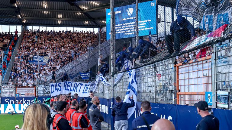Nach einer kurzen Unterbrechung rollten die Hertha-Fans das Banner über den Fluchttoren wieder ein. 
