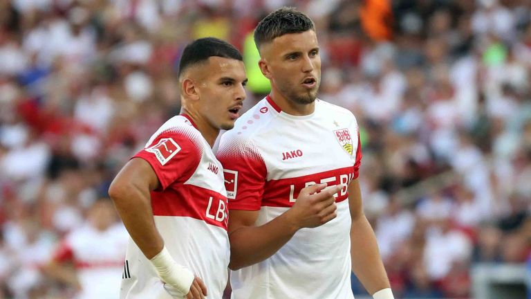 Badredine Bouanani (l.) und Ermedin Demirovic ist Testspiel des VfB Stuttgart gegen Everton.