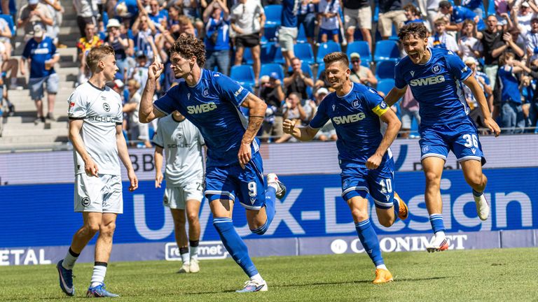 Doppelpacker Broschinksi (2. v.l.) sorgte für den ersten KSC-Sieg der Saison.