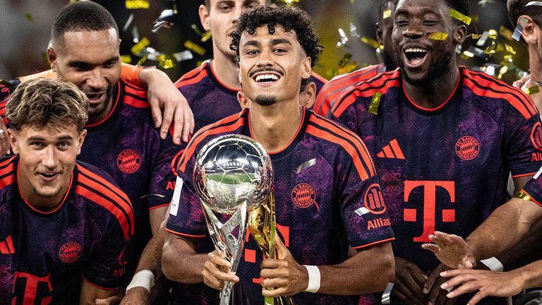 Bayern-Allrounder Nathaniel Brown hält den Franz-Beckenbauer-Supercup in seinen Händen.