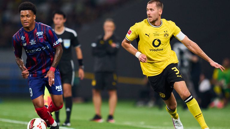 Der BVB um Waldemar Anton (r.) gewinnt einen Test gegen den FC Tokyo mit 1:0. 