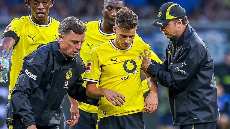 BVB-Neuzugang Giannis Konstantelias (M) wird vom medizinischen Team der Dortmunder hinausbegleitet.