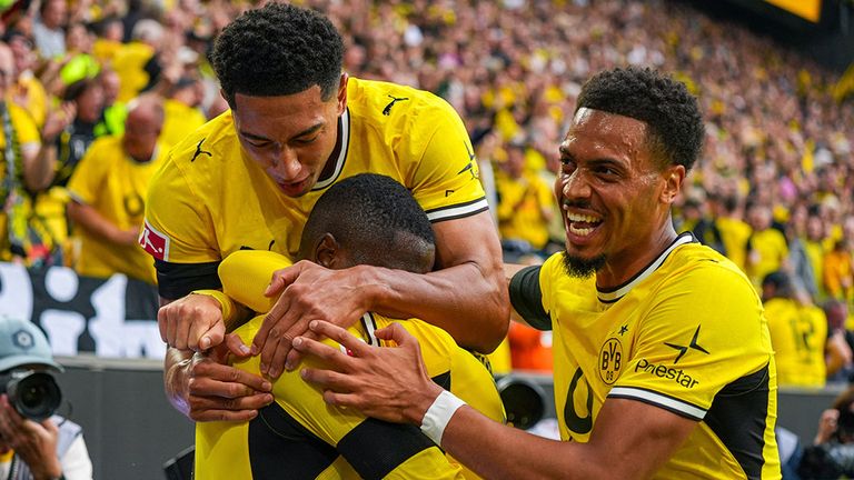 Die Spieler des BVB bejubeln gemeinsam ein Tor.